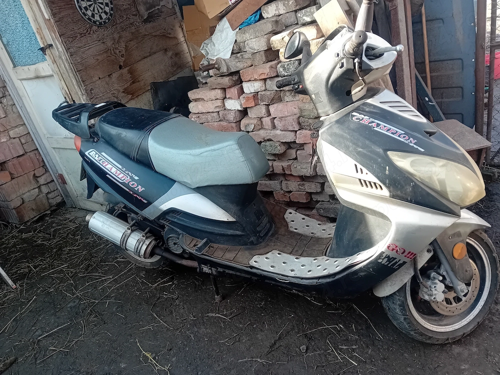 Vand scuter trebe reglat carburatoru si trebe un acumlator 