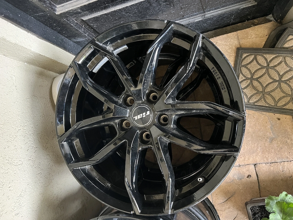 Vând jenați marca Riali pe 18