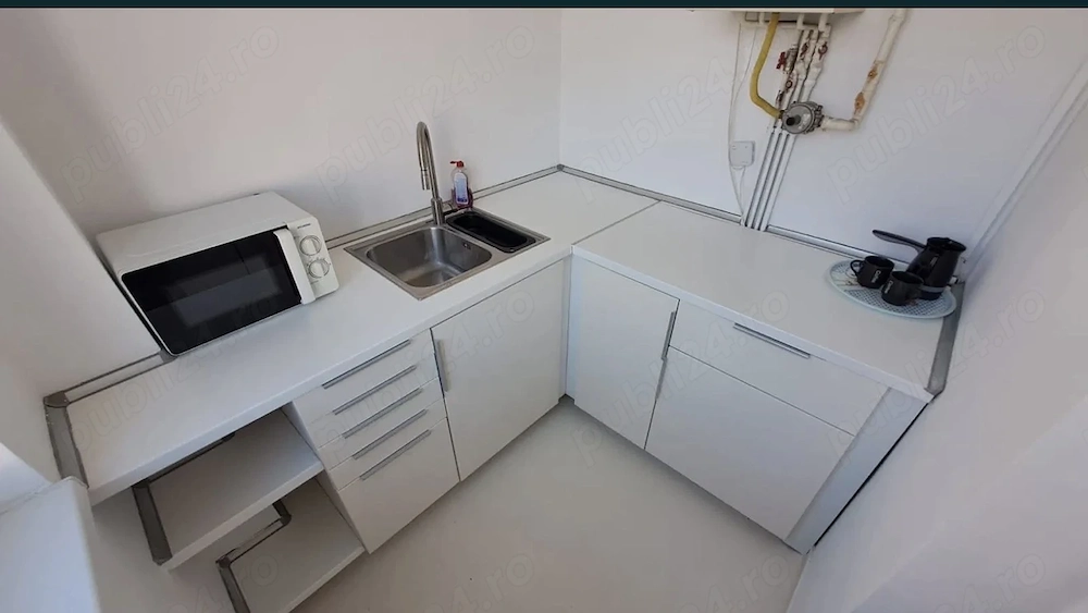 garsoniera ultracentral str.Victoriei 28mp,etaj2 din4, 73000euro