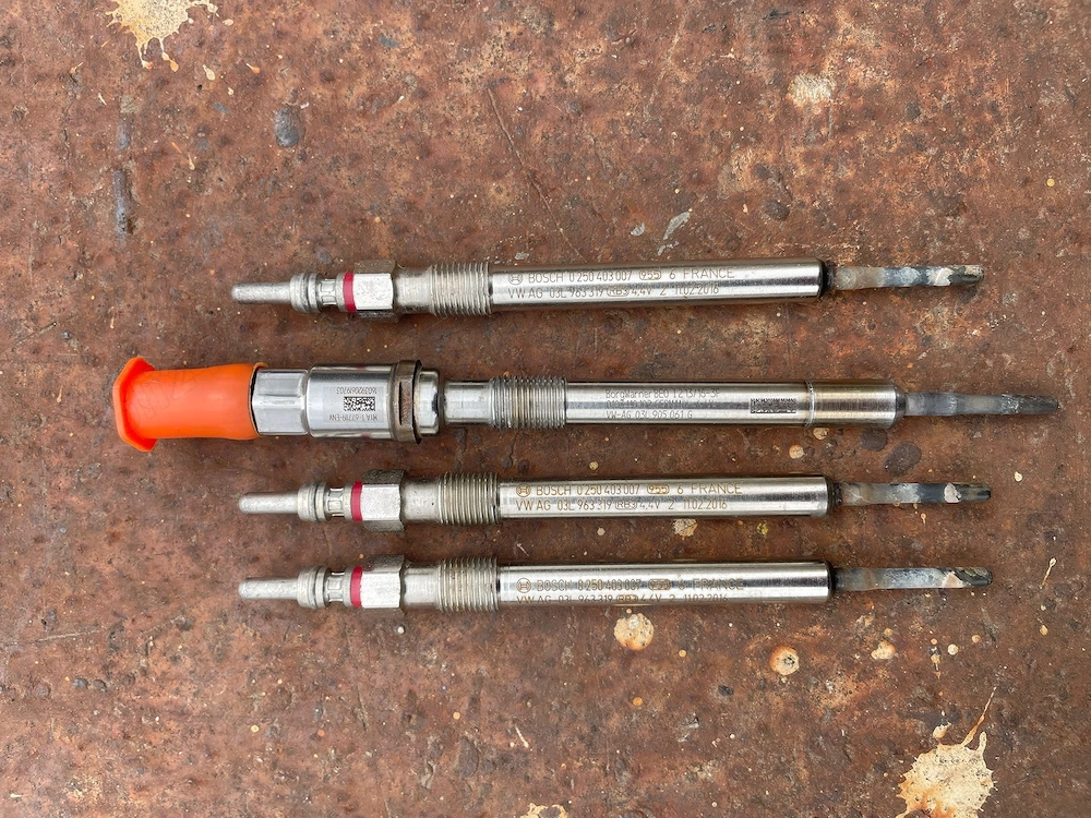 Vând set 4 buc. bujii incandescente provenite de la Golf 7