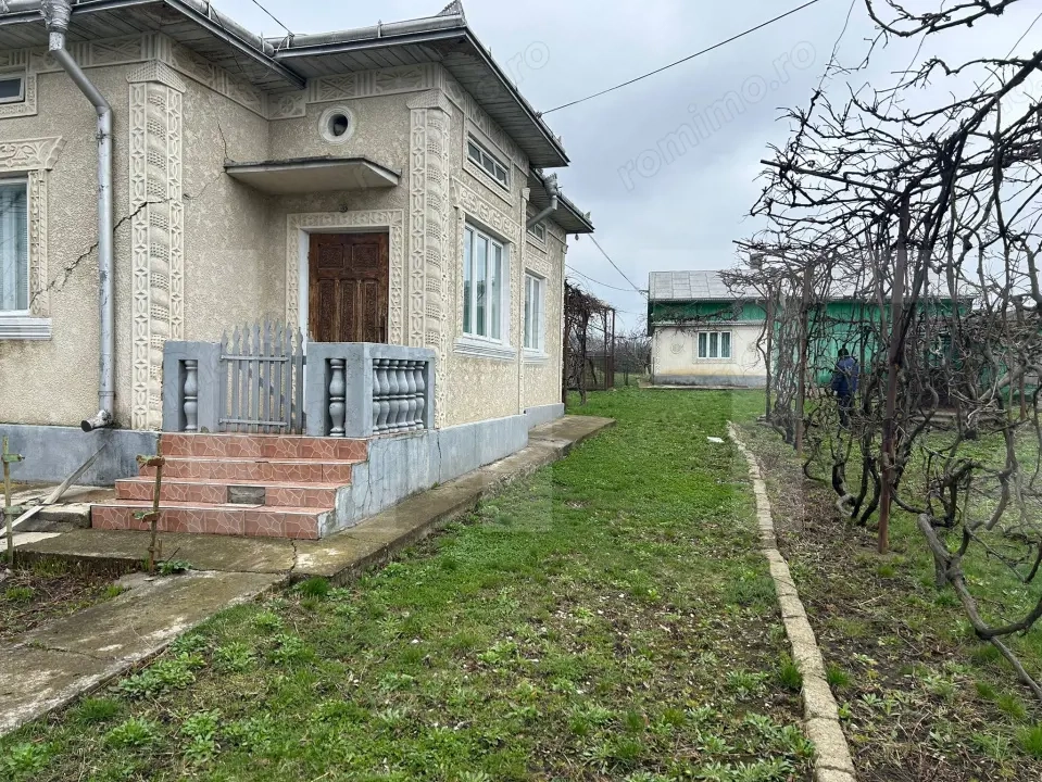 Casă din caramida, cu teren 5810 mp - Calinesti 