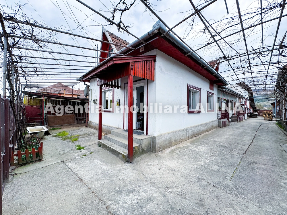  Casa si teren 2086 mp, in Satul Soimus din Comuna Soimus, Jud. Hunedoara, zona centrala.