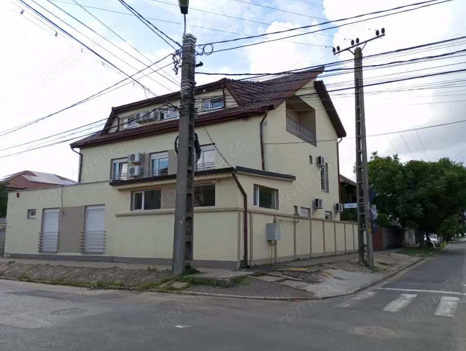 Pensiune de vanzare cu 15 camere cu baie proprie, suprafata utila 550 mp