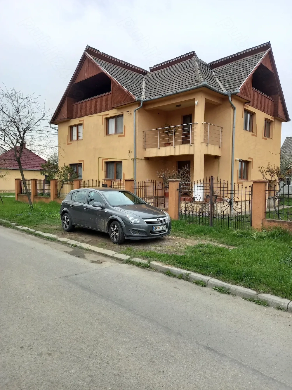 Vind casa cu teren și anexa 
