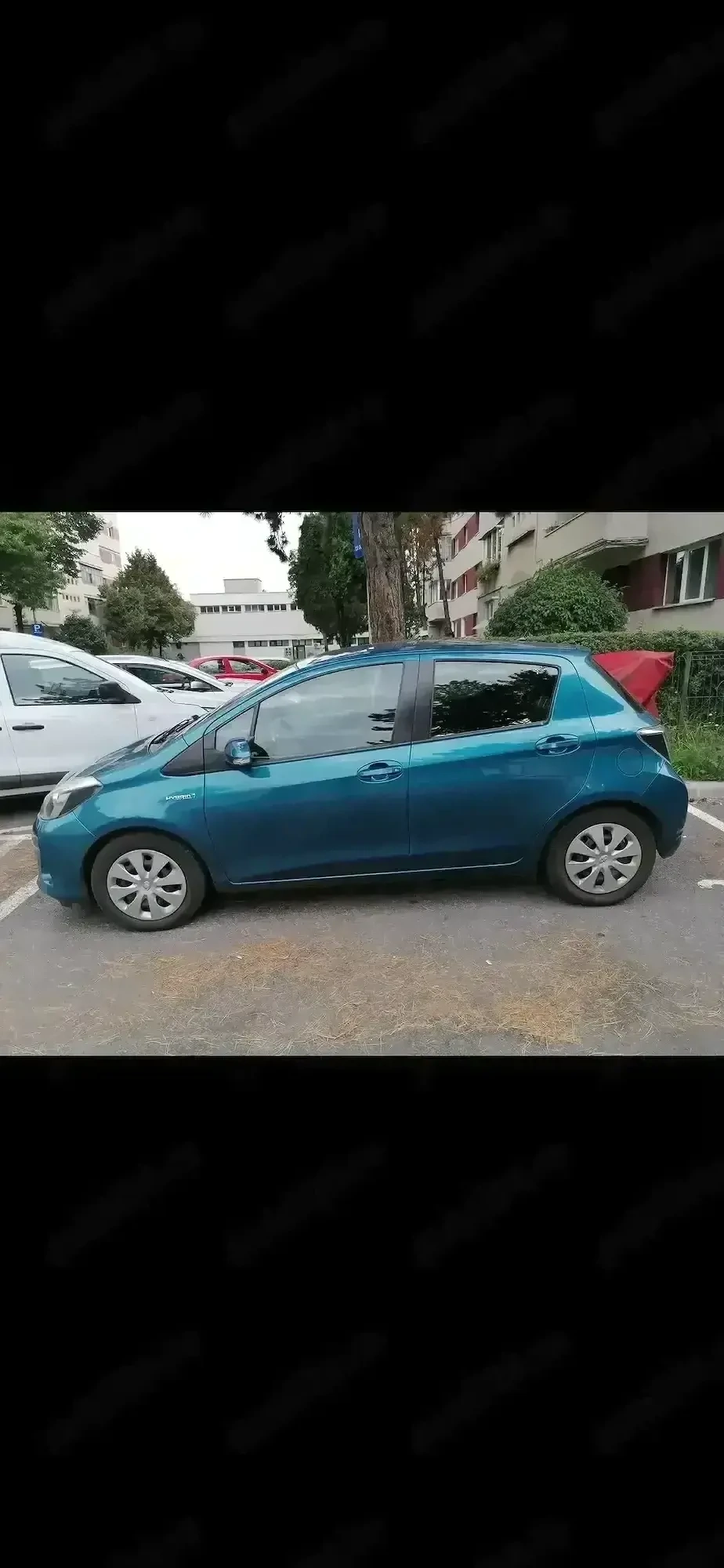 Vând Toyota Yaris hybrid 2012