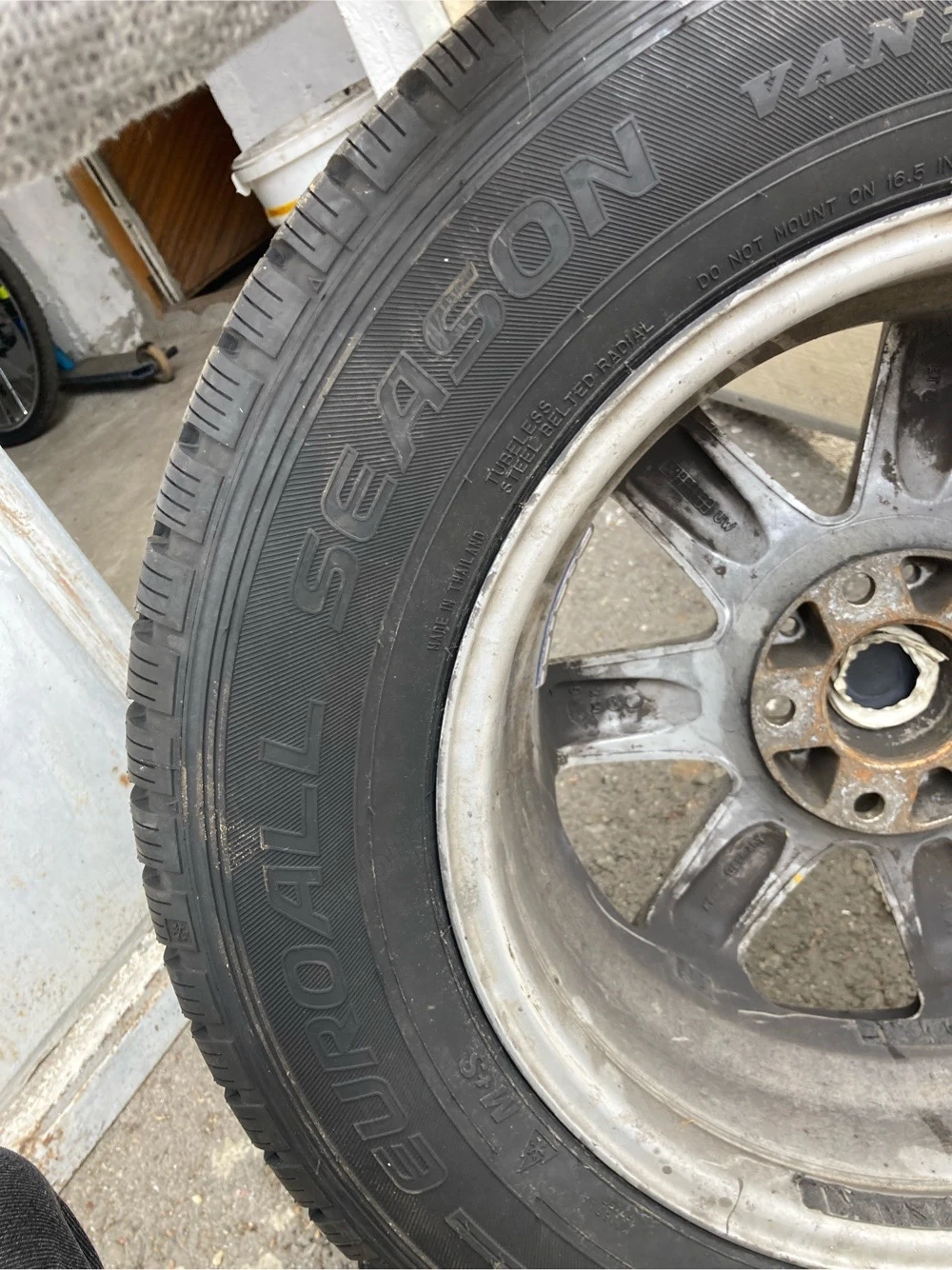 Vand 215/65/16c anvelope cu jante Trafic, Vivaro