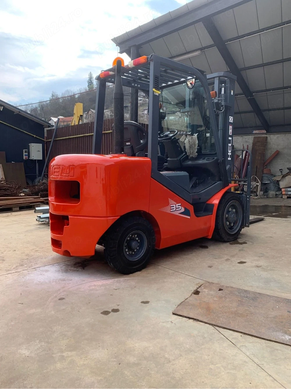 Vand stivuitor HELI CPCD35, diesel, capacitate de ridicare 3500 kg, an fabricatie 2021.