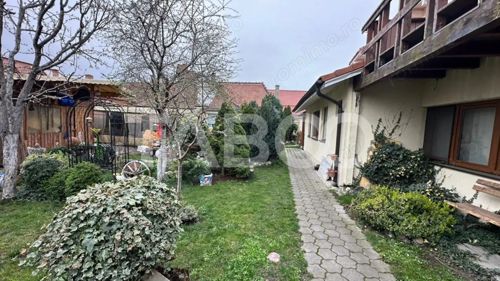 Casa cu 2 apartamente separate cu acces auto garaj  Piata Cluj Sibiu