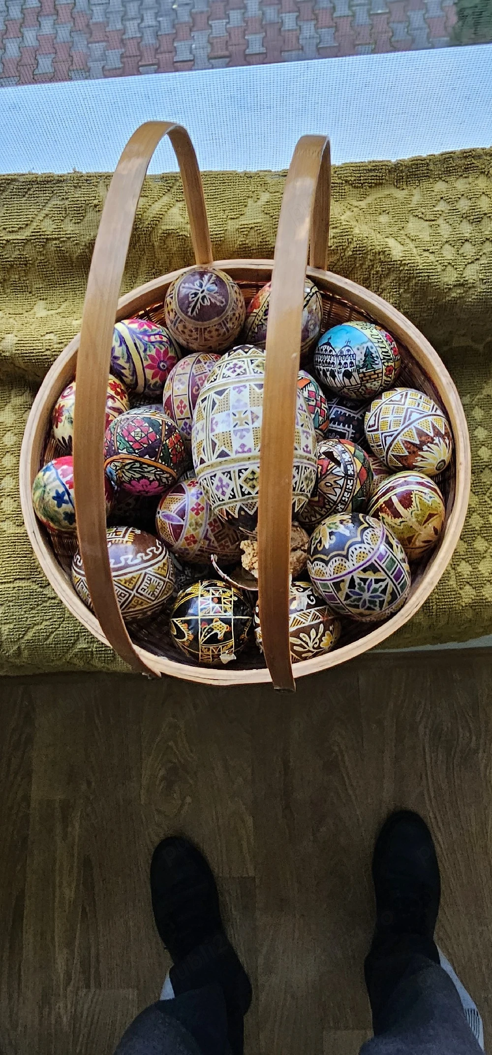 Vand un cos din bambus cu manere cu 23 oua.