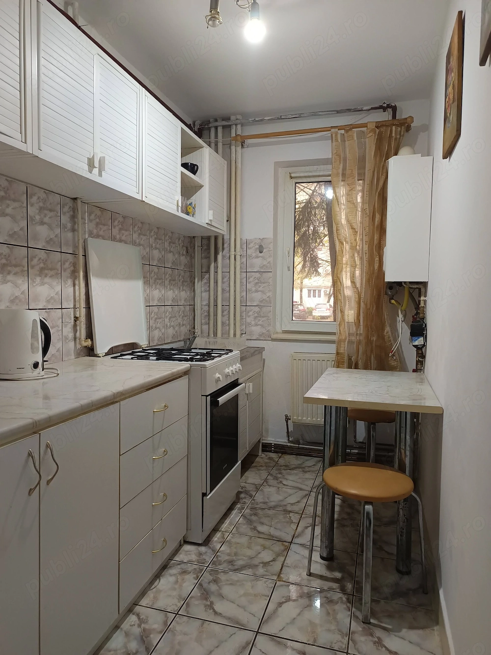 Vand apartament 2 camere, zona Boul Rosu cu centrala termica