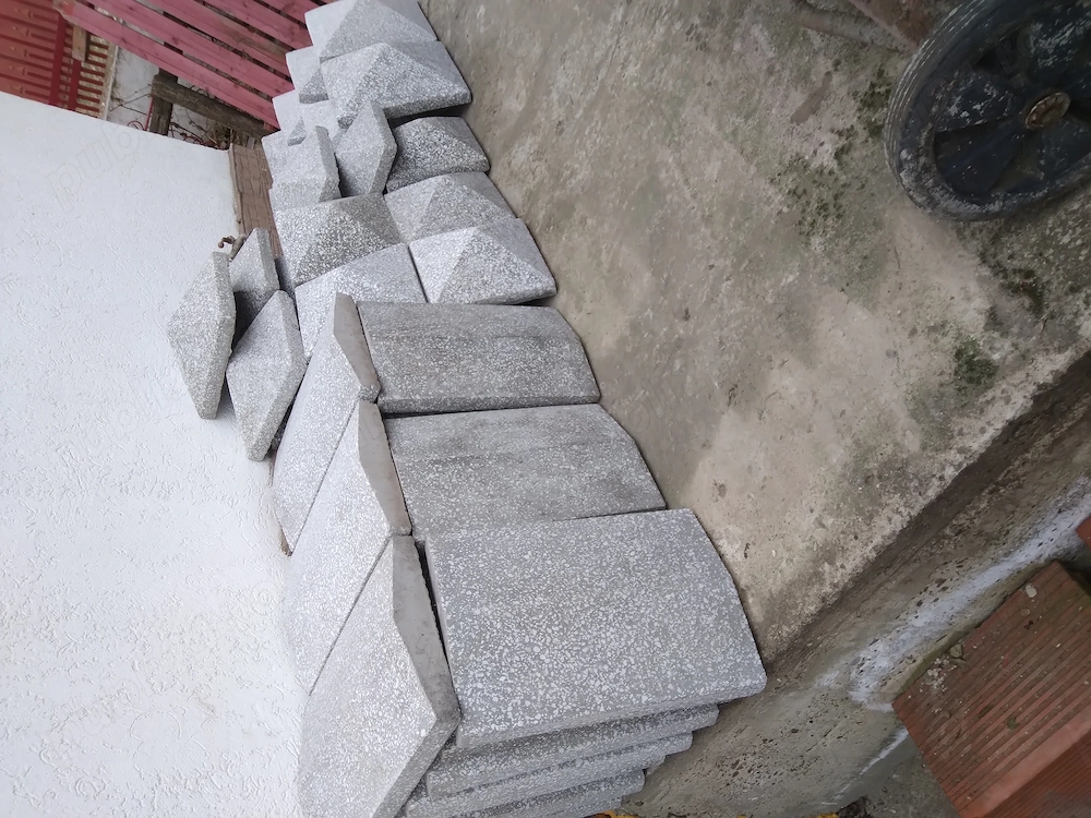 Vând pălării și coame din mozaic