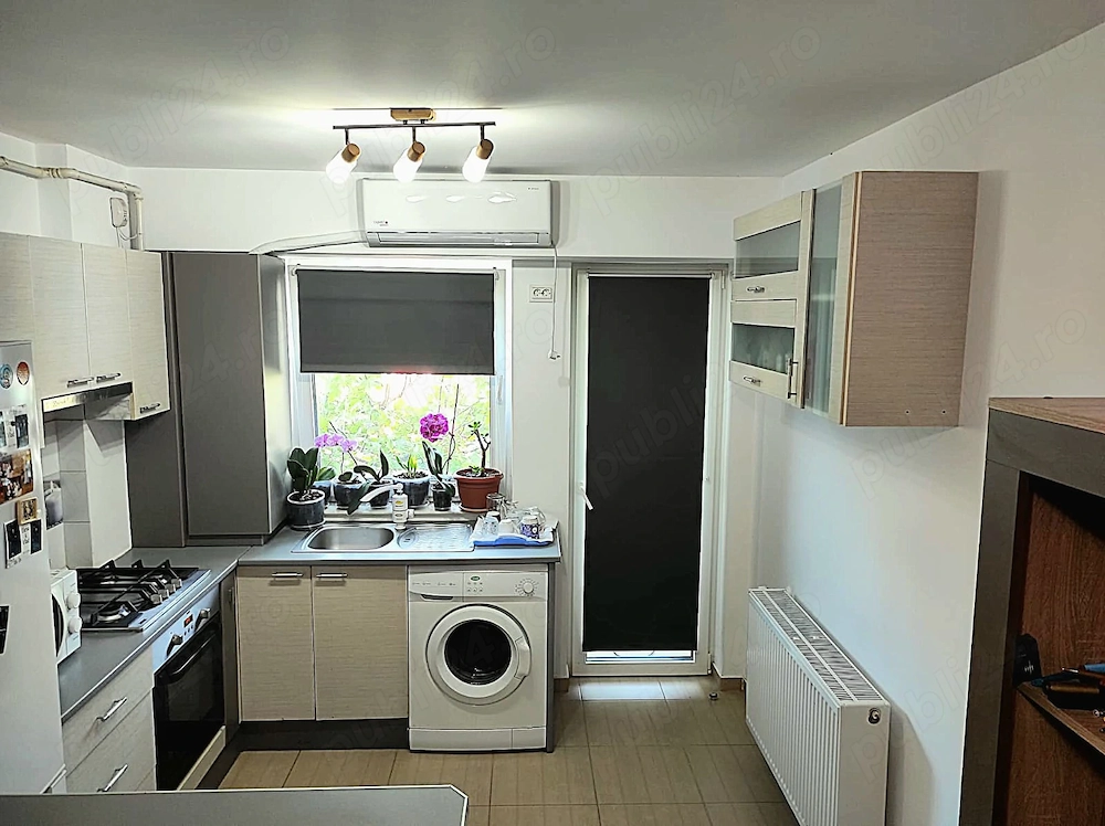 Vând apartament 2 camere , complet mobilat și utilat, cu loc de parcare sub bloc.