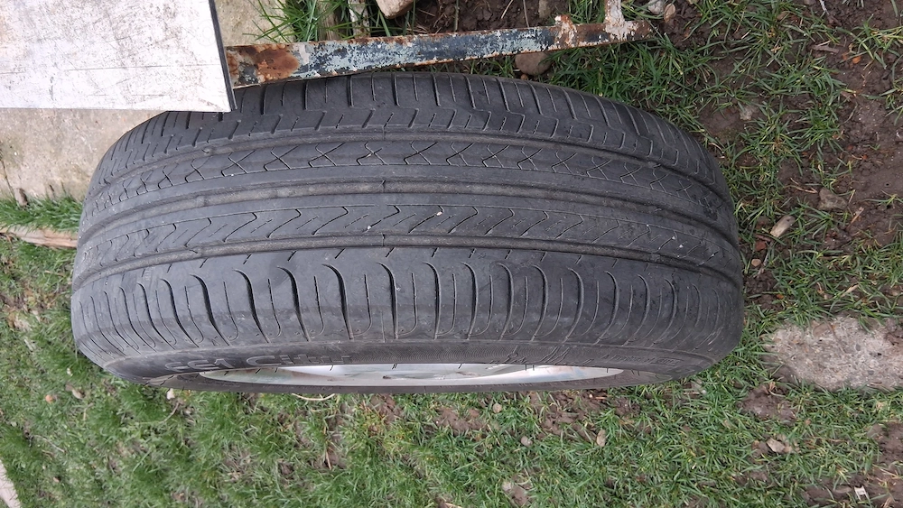 Jante de aluminiu cu anvelope vara.185 65 r 14 provin de pe ford focus 1,4×108la gauri