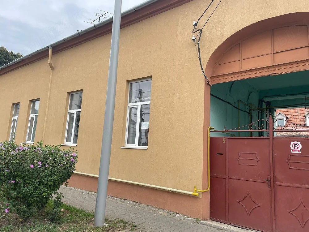 Vind apartament doua camere,baie toate utilitatile la casa curte comuna ,in Alba iulia linga tribun 