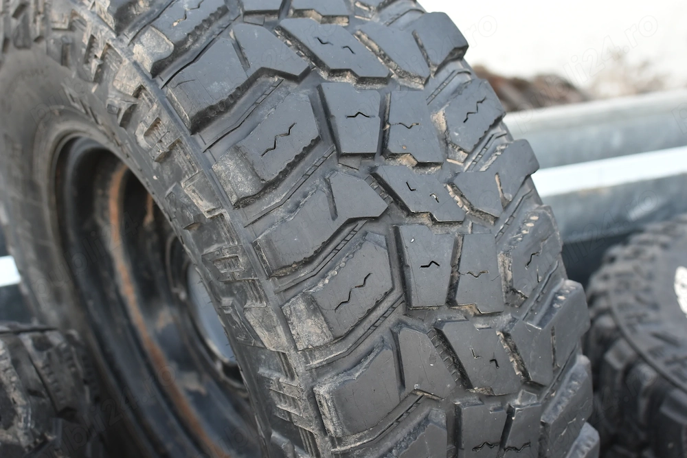 Vând 4 anvelope Cooper Discoverer STT Pro 31 10.5/R15
