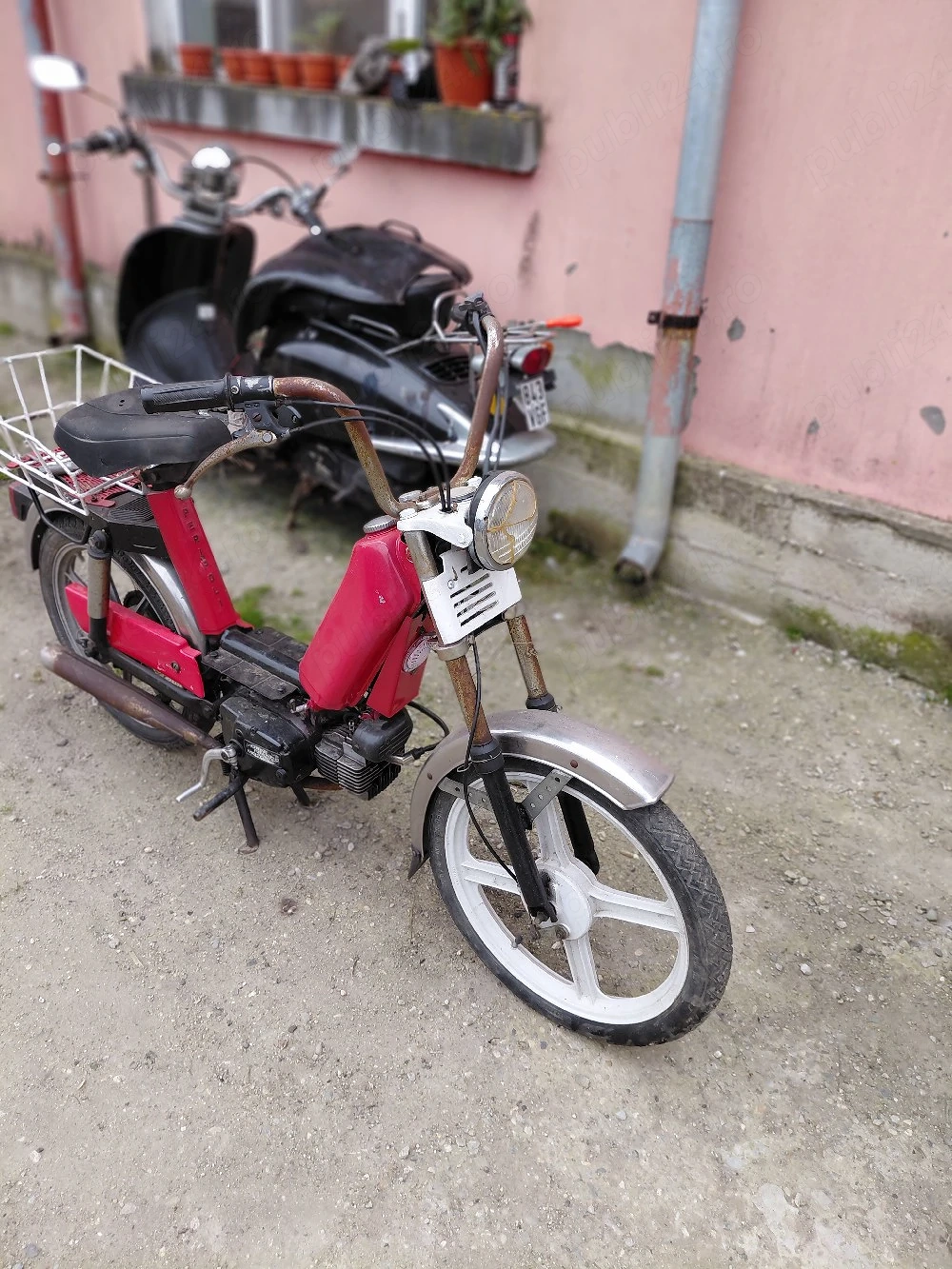vand scutere de 125 si doua de 49 cm