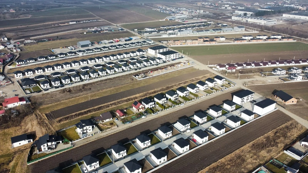 Teren 1.100 mp intravilan 2 deschideri, toate utilitățile, ideal casă