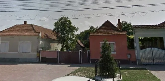 Vand casa veche 80 mp si teren 1300 mp, zona ultra centrala   Teius