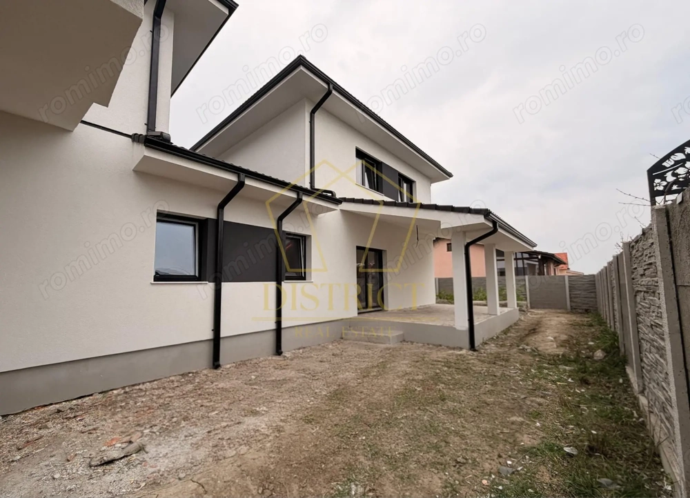 Duplex cu 5 camere, despărțit prin camera tehnica, la asfalt | Mosnita Veche