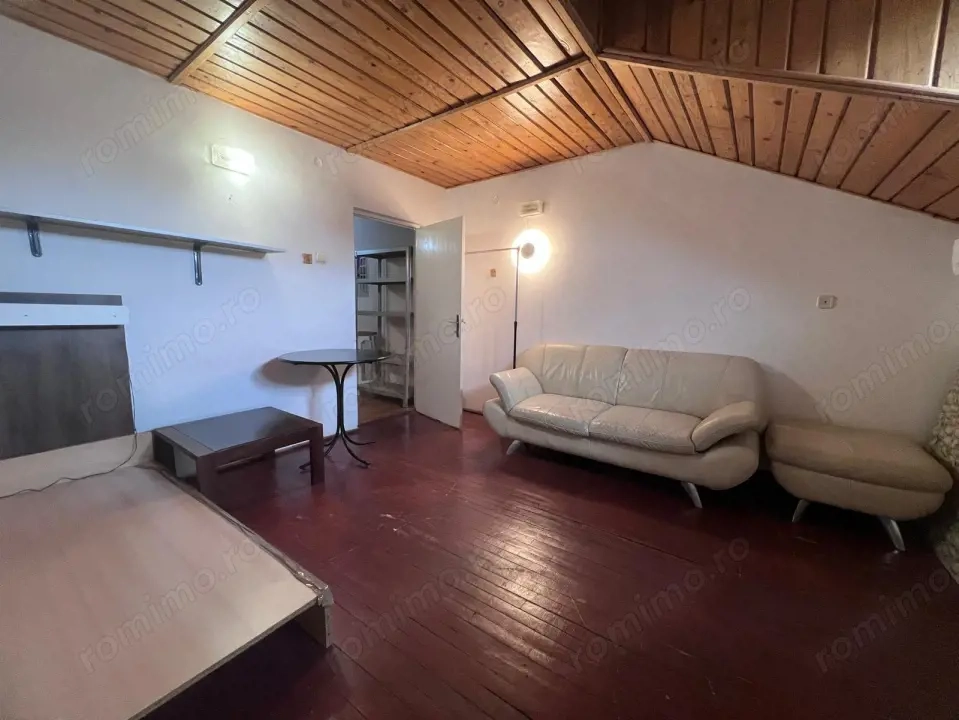 O camera la casa/vila, zona Micul Dalas