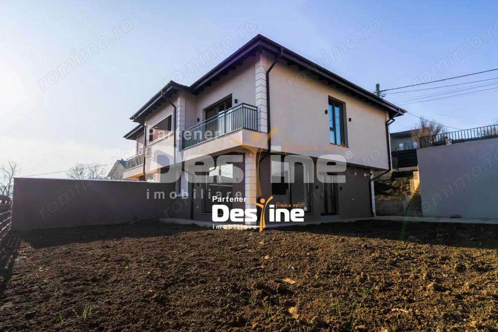 Casă duplex modern P+1+Pod 4 camere 3 băi terasă parcare 390 mp teren Hlincea