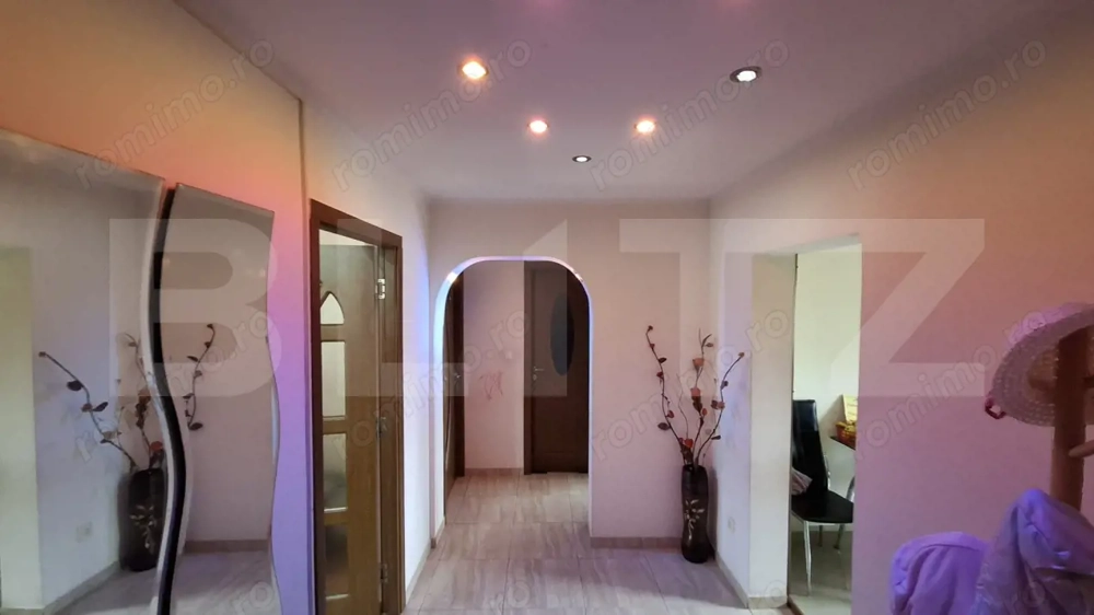 Apartament 3 camere decomandat, etaj 4, balcon, izolat – M11