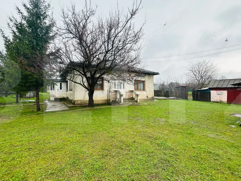 Casă din caramida, cu teren 1900 mp - Calinesti