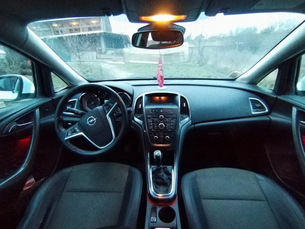 Opel Astra Sport Tourer 2013