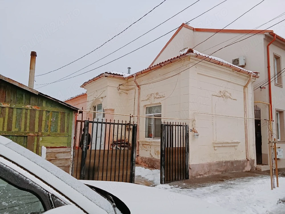 vînd casă zona capitol 