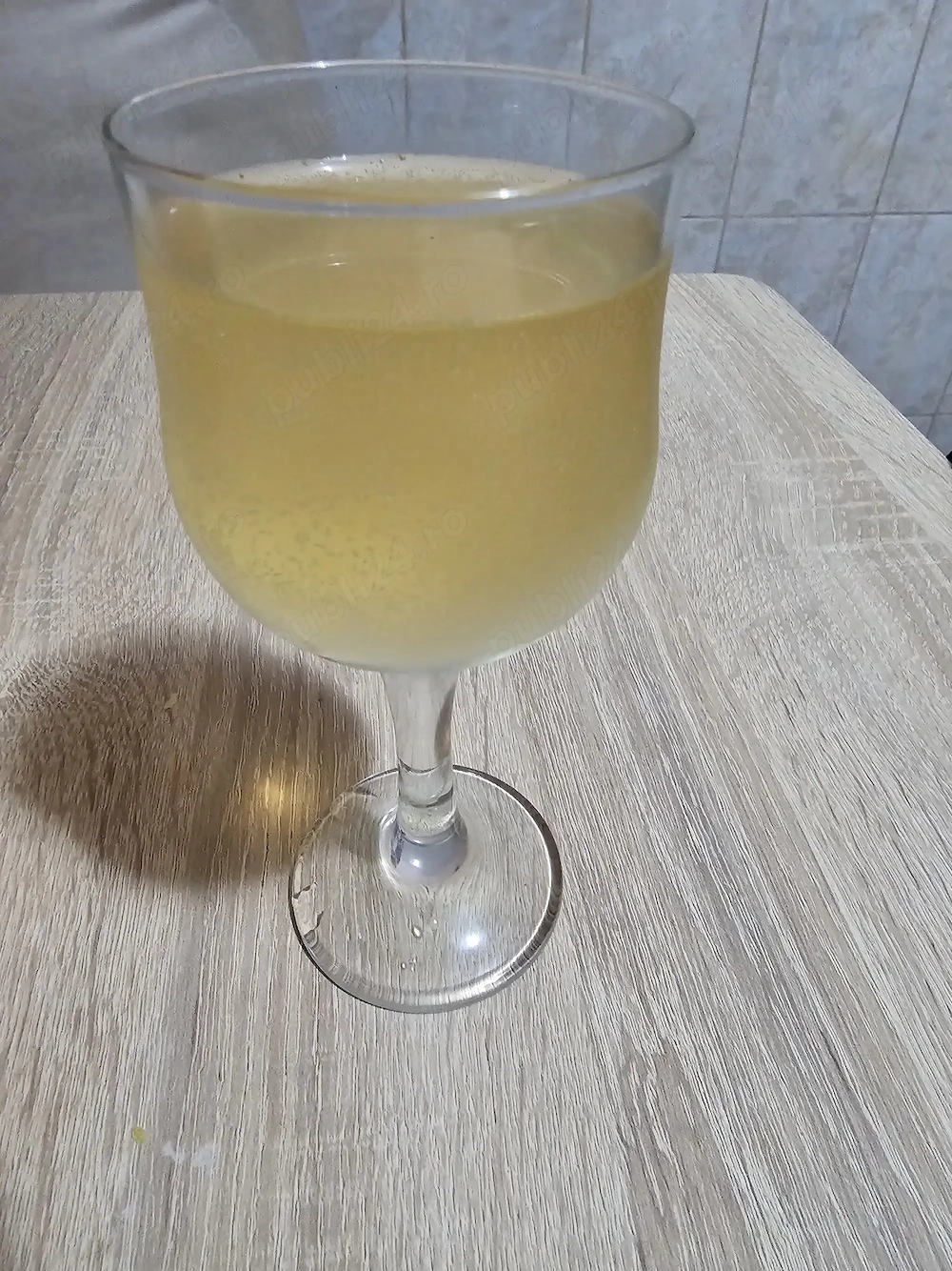 Vând vin alb,roșu 7lei litru și căpșunică 10lei litru