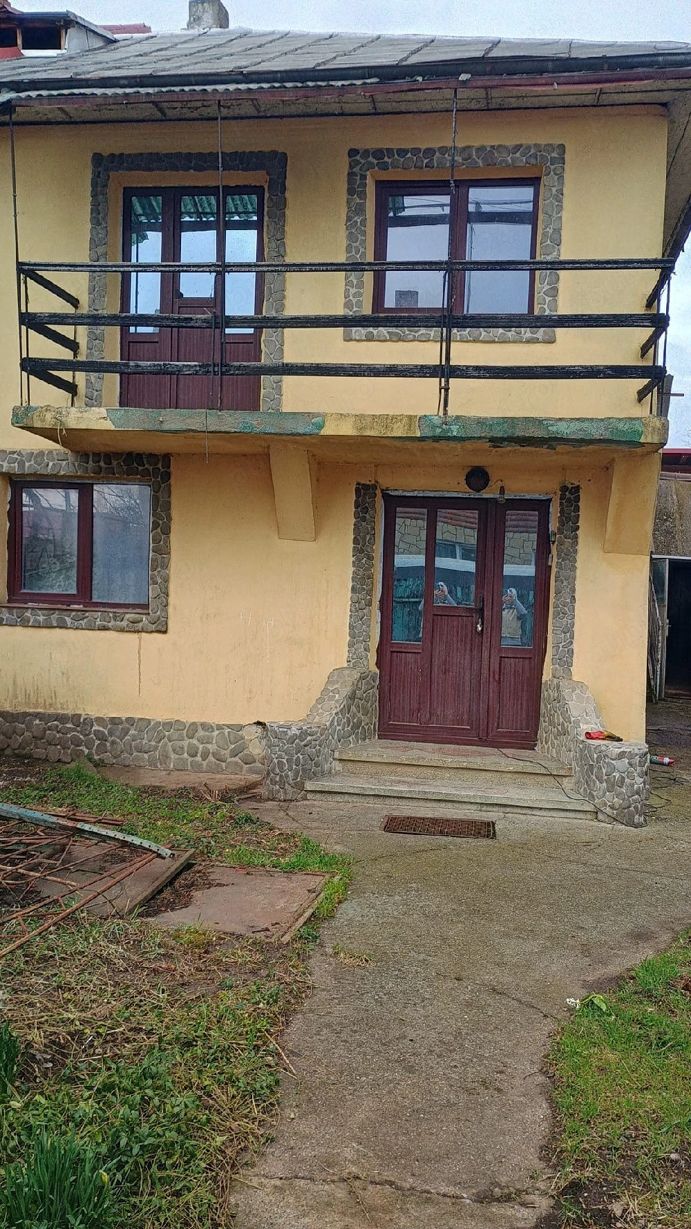 Casă spațioasă cu teren inclus ideal pentru construcții de 1335 m  zona Săvinești Neamț