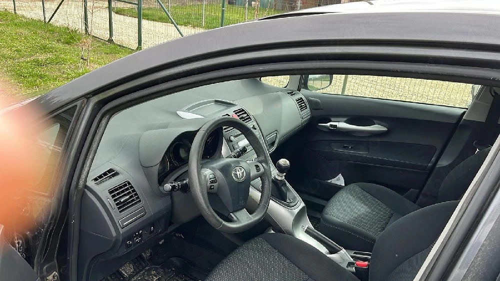 Vand toyota auris 2011 benzina