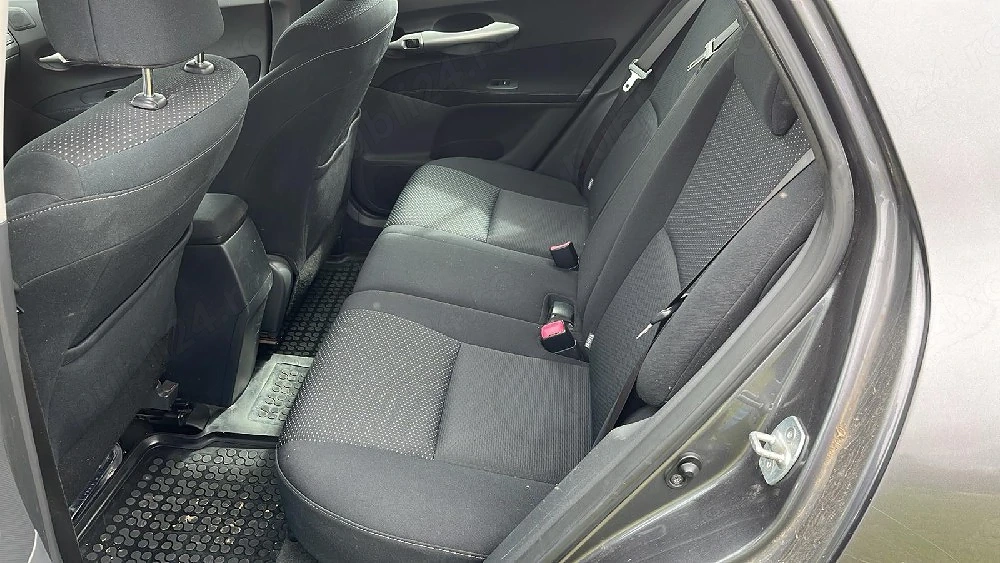 Vand toyota auris 2011 benzina