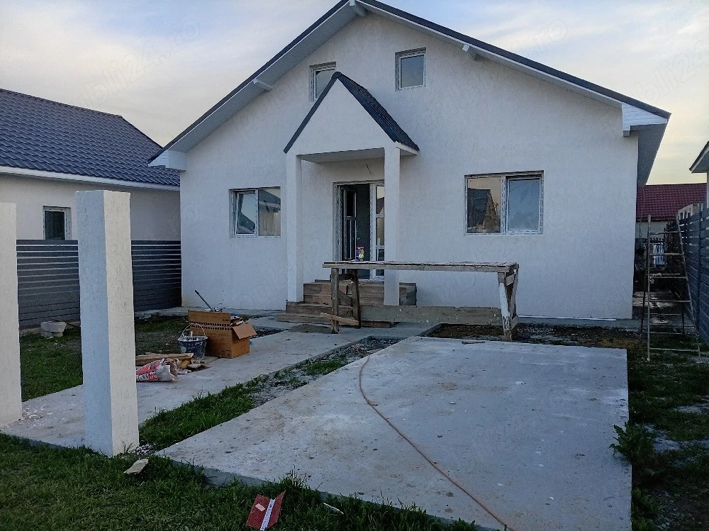 Vand Casă la cheie 4 dormitoare in loc. lumina