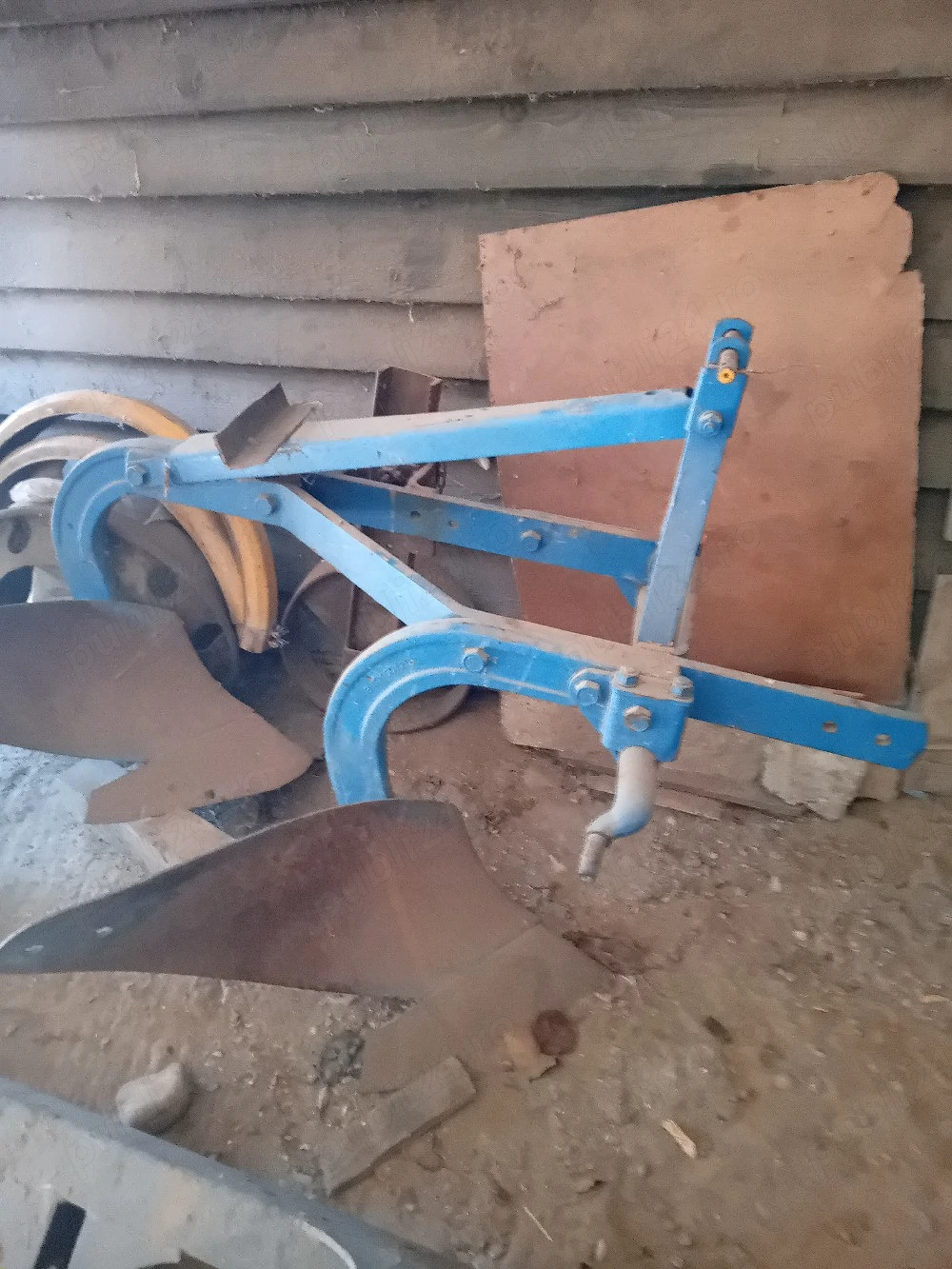 vand doua remorci nebasculabile si un plug pt arabil