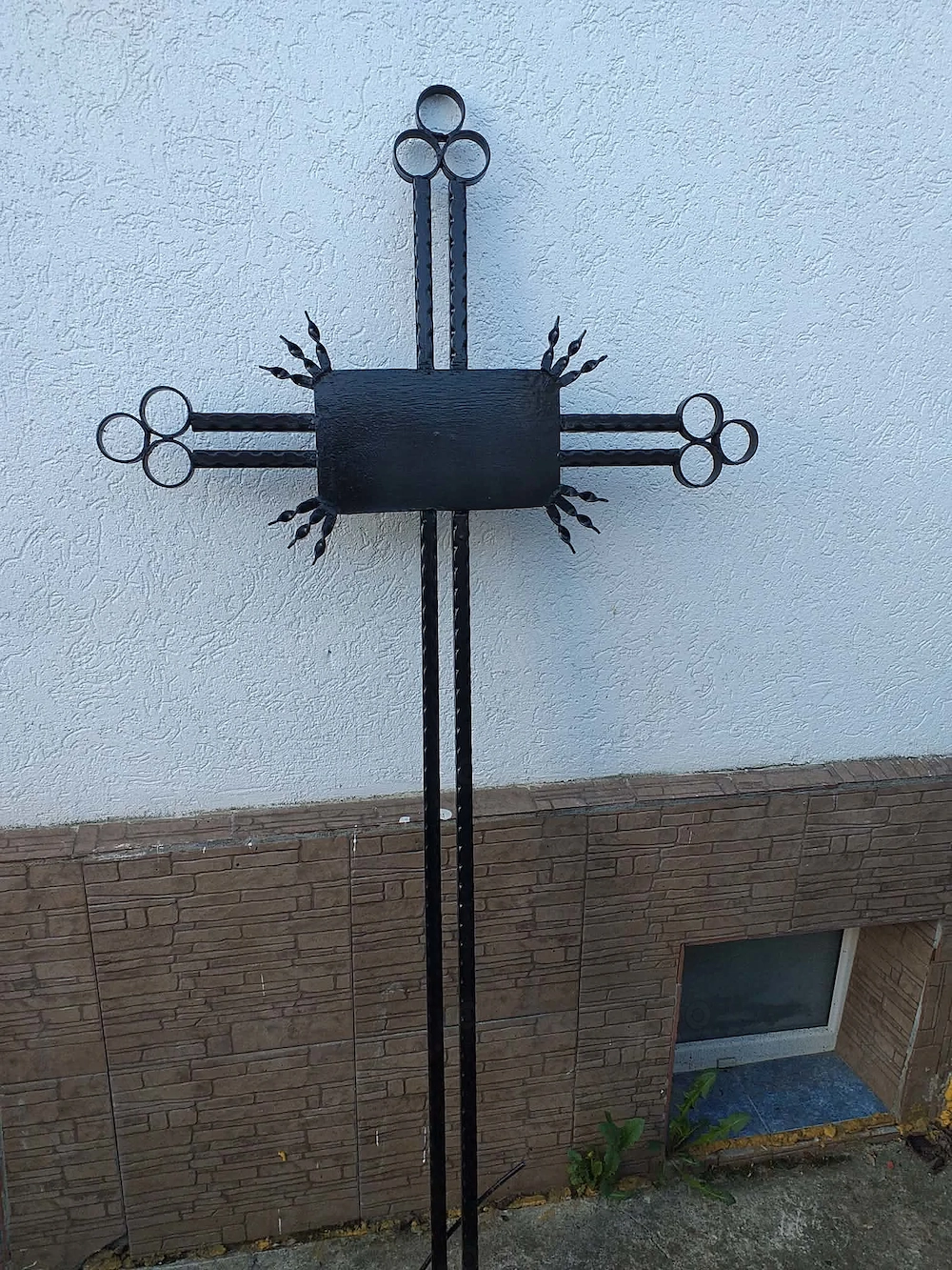 Vând grilaje și cruci pentru morminte.