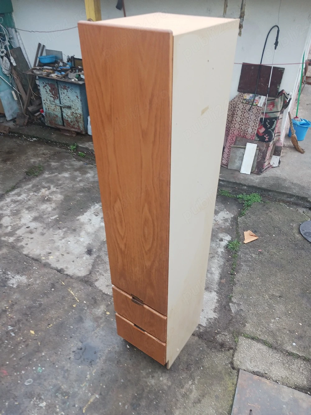 Două dulapuri ieftine. 