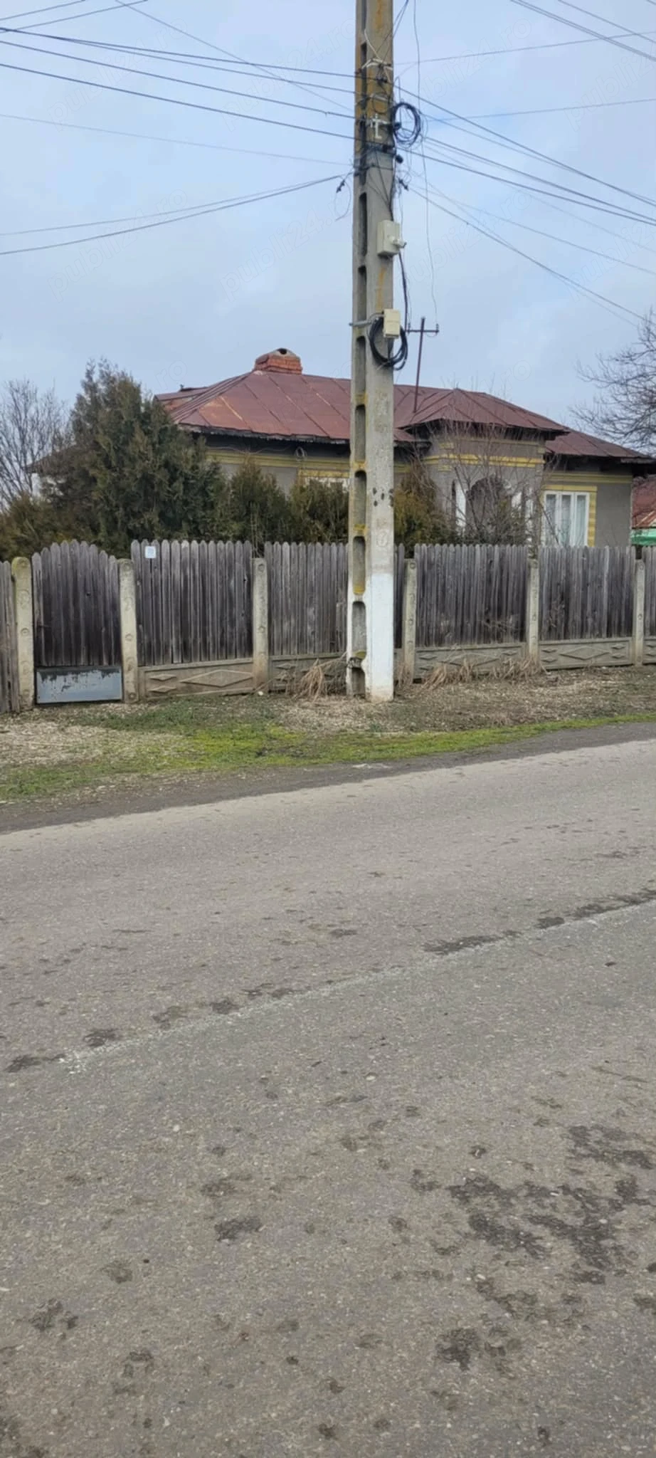 Casă bătrânească la 2 ore de București. 