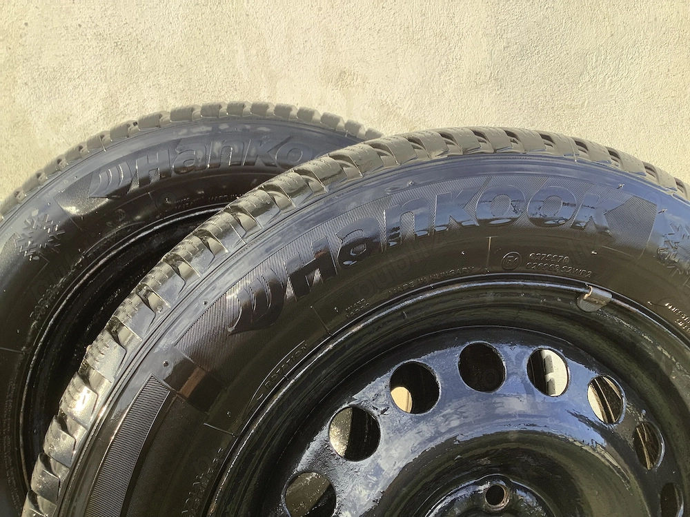 Două roți de mașină geantă și cauciucuri 