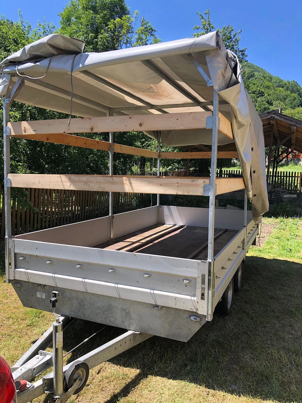 Remorcă auto 2700 kg cu prelată demontabilă și troliu – 4000€ sau schimb cu ATV