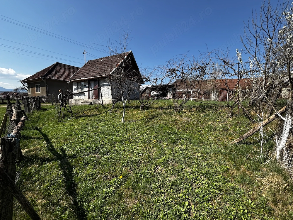 Casă și teren de vânzare .