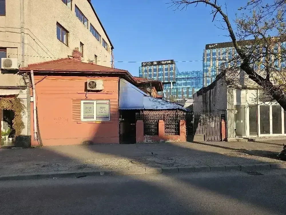 Casa  Drumul Sarii- stradal-  metrou Academia Militara - vand sau schimb