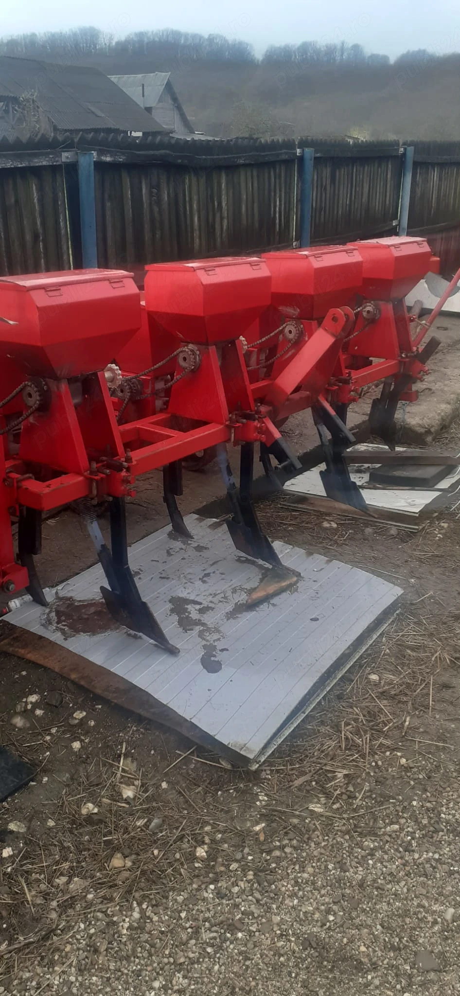 Semanatoare mecanica de porumb 4 randuri cu fertilizare