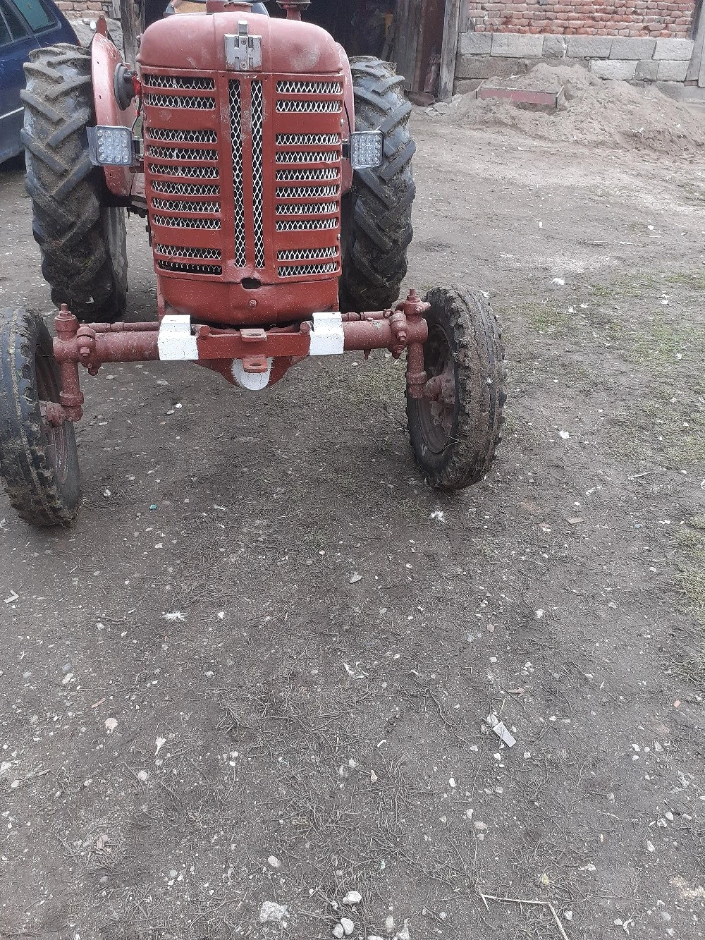 vând tractor în patru pistoane 45 de cai.preț 2000e