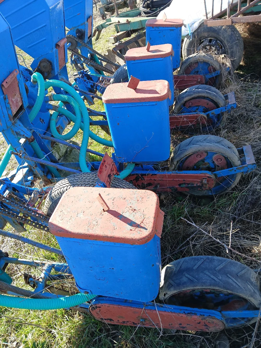 vând semanatoare de porumb 