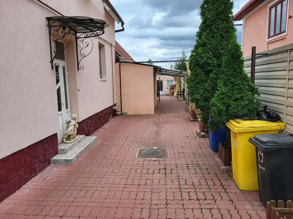 Vand casa cu piscina interioara