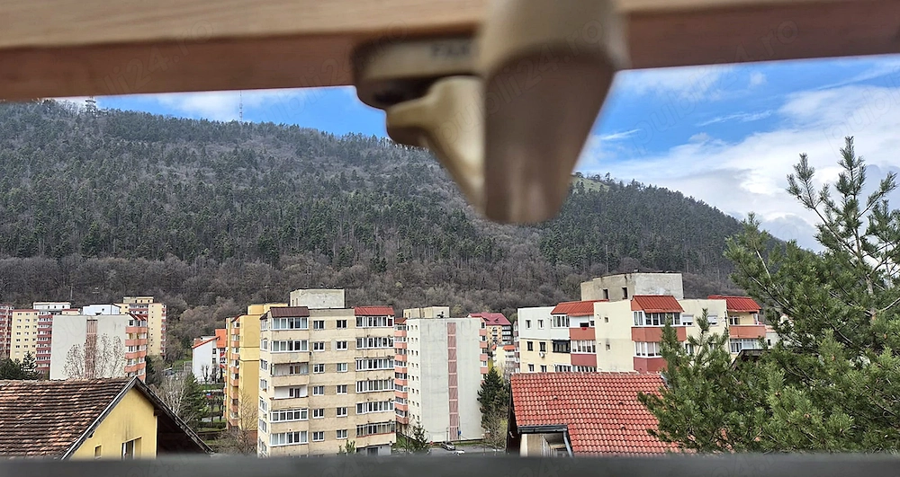 Racadau, locuinta cu 3 camere, bloc vila la poalele padurii.