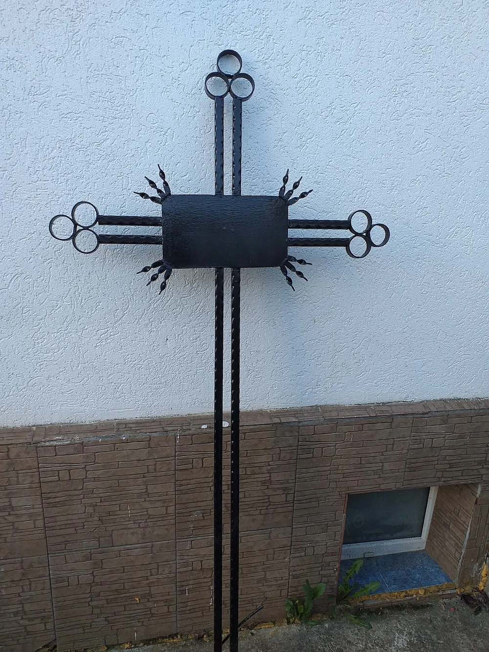 Vând grilaje și cruci din fier forjat.