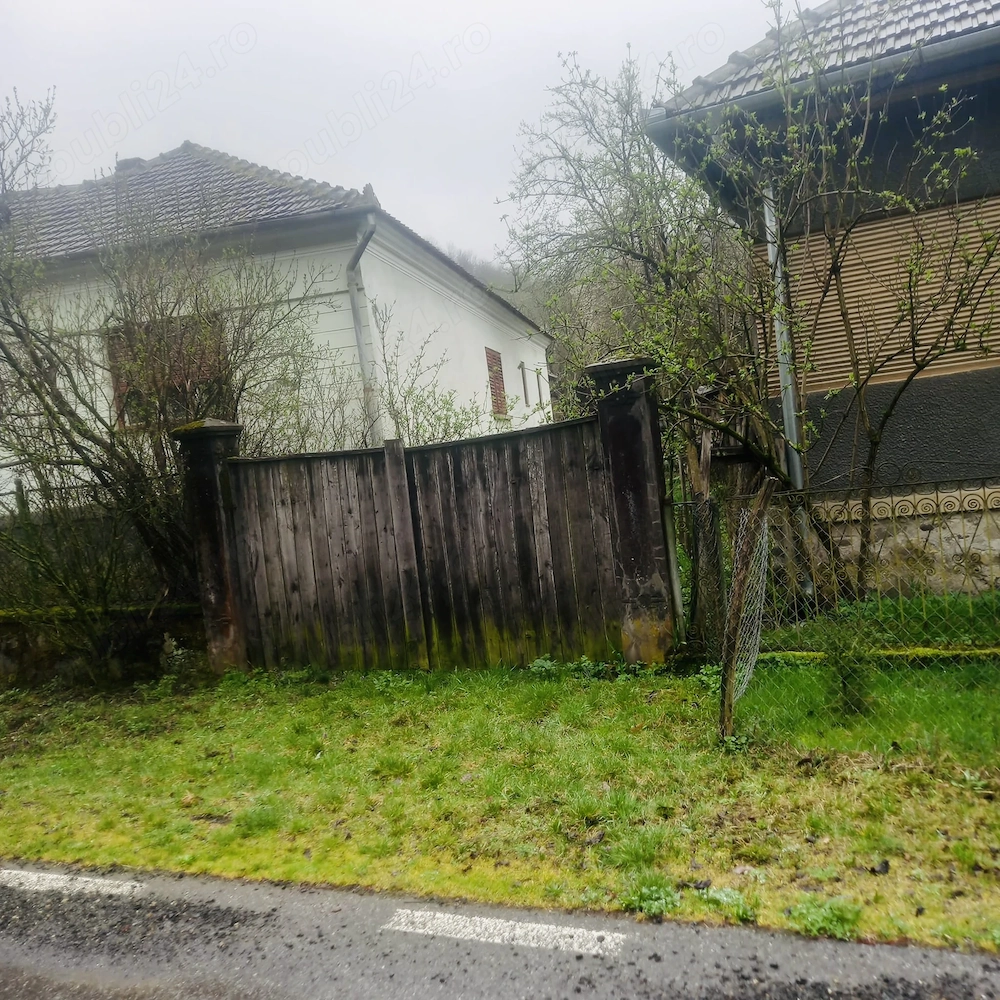 Case și teren de vânzare