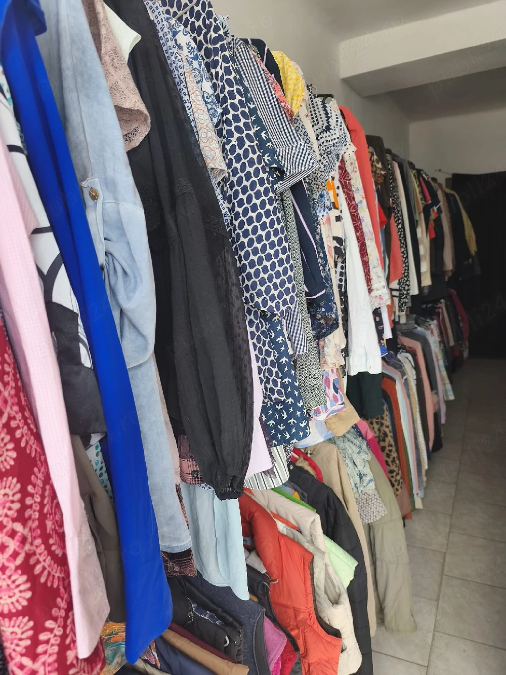 Lichidare magazin de haine second-hand 